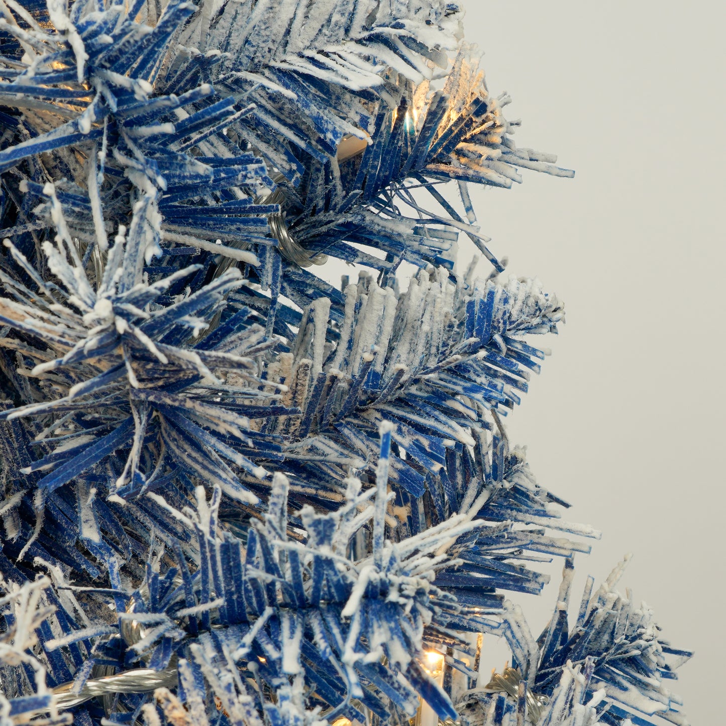 A set of 4 artificial Christmas trees, including flower garlands, flower garlands, and 2 entrance trees, equipped with LED light