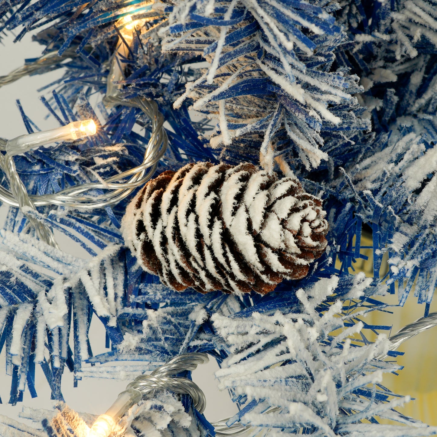 A set of 4 artificial Christmas trees, including flower garlands, flower garlands, and 2 entrance trees, equipped with LED light